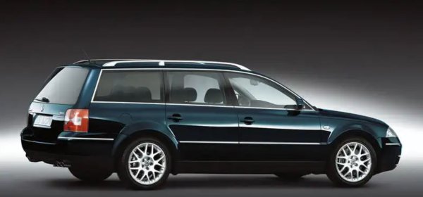 За една очевидно стабилна компания, VW със сигурност прави някои шантави неща: Phaeton и човъркането на данните за емисиите изплуват веднага в съзнанието. Това важи и за внедряването на 4,0-литров двигател W8 с 275 к.с. в модел, който отдавна е нарицателно за анонимност в предградията. 